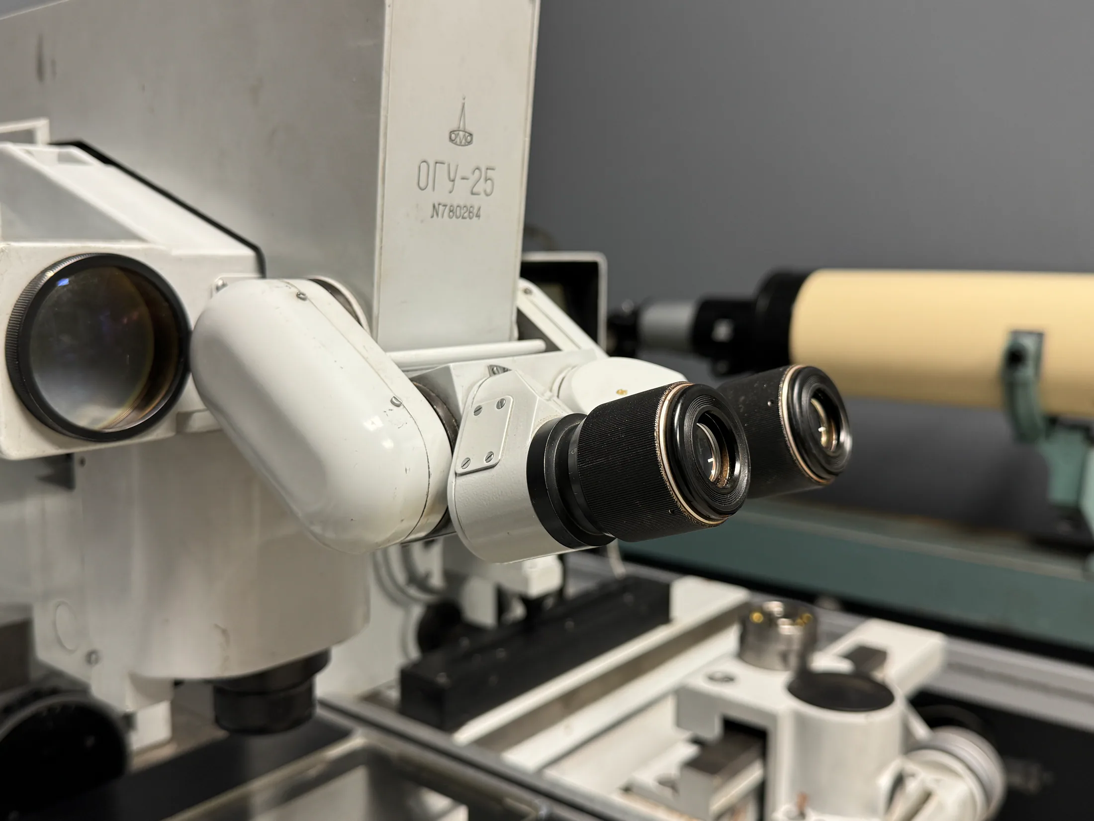 Universal measuring microscope and optical bench in the laboratory