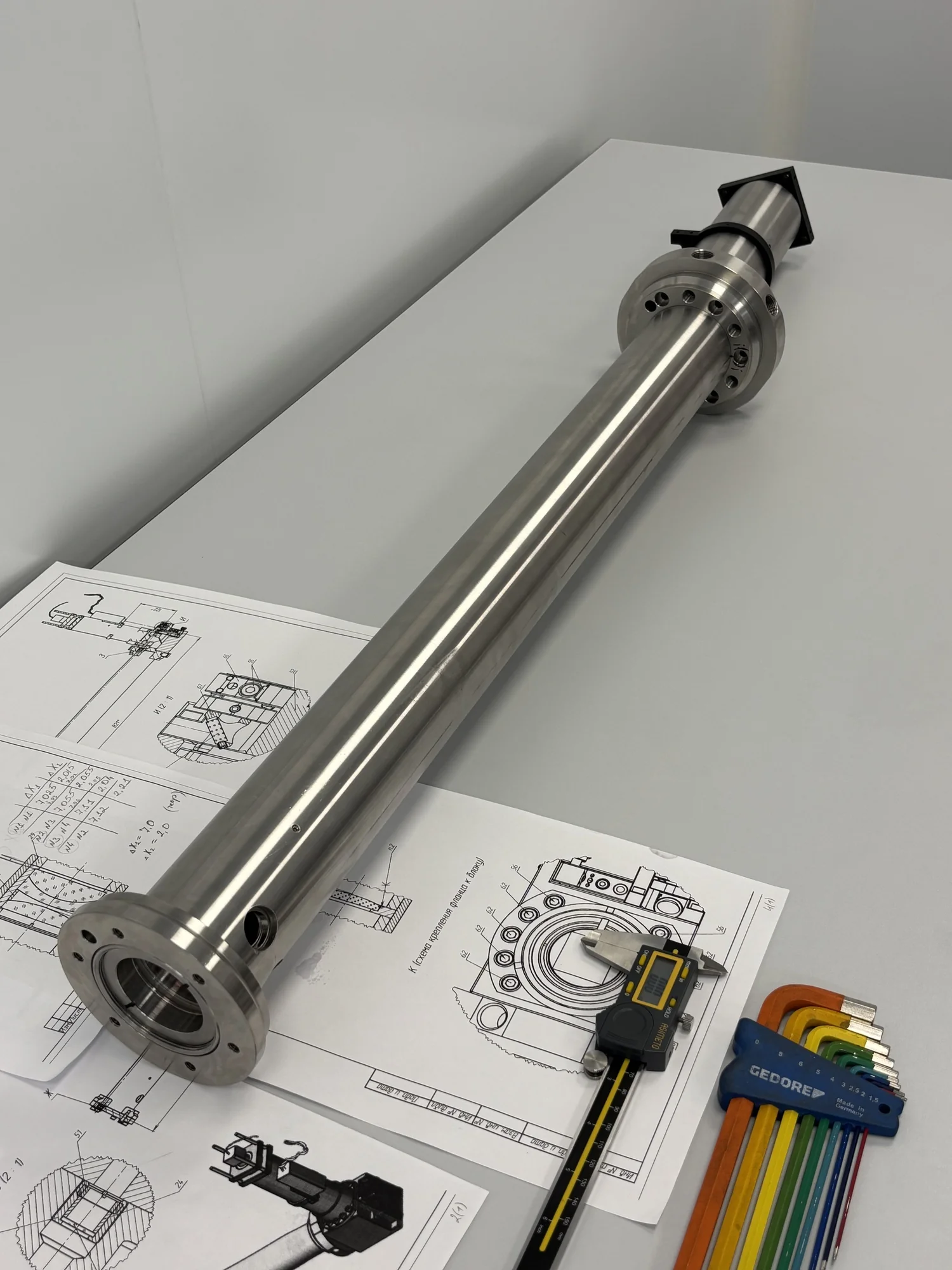 Long metal borescope housing, drawings and measuring tools